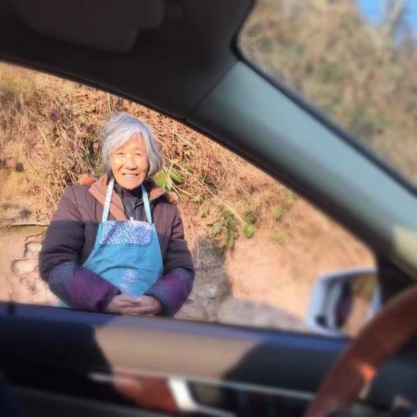西南欧名将飙泪告别，球迷集体为其送行动情泪目的简单介绍