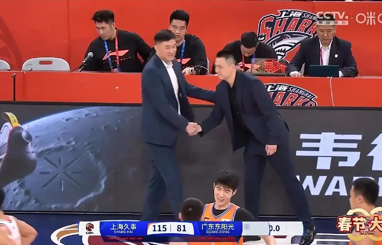 上海男篮战胜四川队，豪取胜利