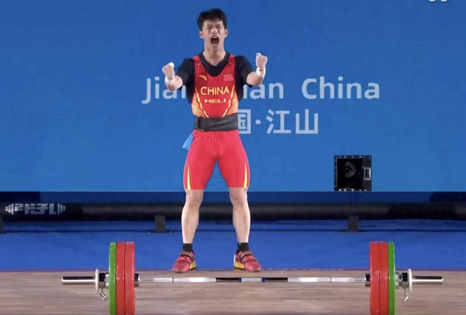香港举重运动员创造个人新高，夺金！